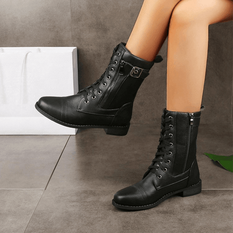 Comprar Botas de Cano Médio Vintage - Couro resistente, detalhes em renda e fivela, zíper lateral para facilidade. Perfeito para seu estilo único!