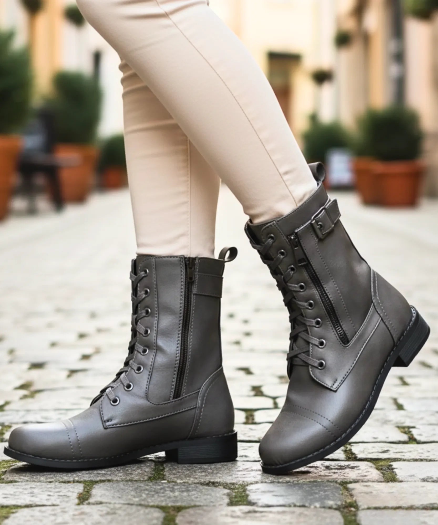 Comprar bota coturno feminina couro ecológico cano médio zíper lateral salto bloco solado antiderrapante AREZZO