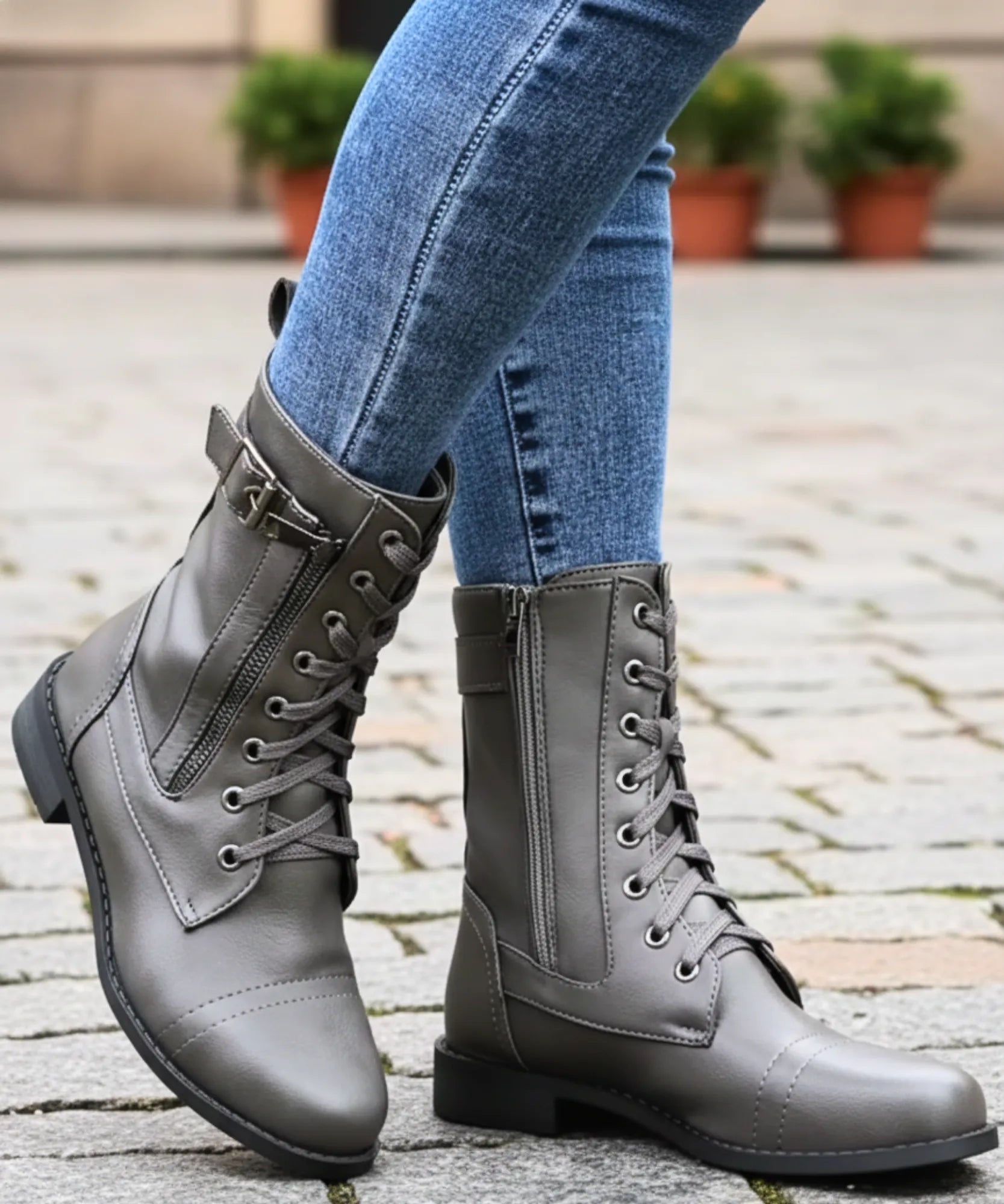 Comprar bota coturno feminina couro ecológico cano médio zíper lateral salto bloco solado antiderrapante AREZZO