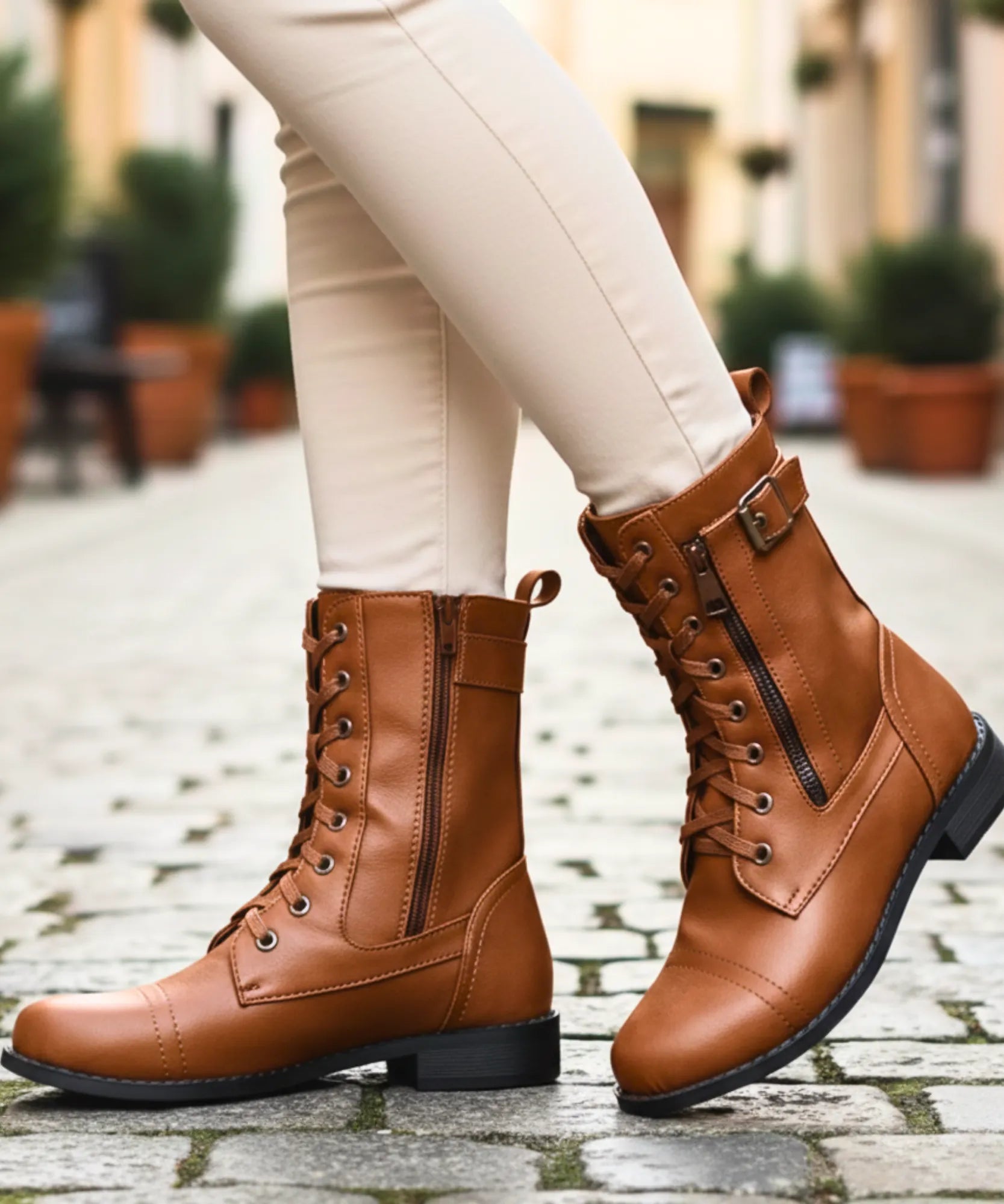 Comprar bota coturno feminina couro ecológico cano médio zíper lateral salto bloco solado antiderrapante AREZZO