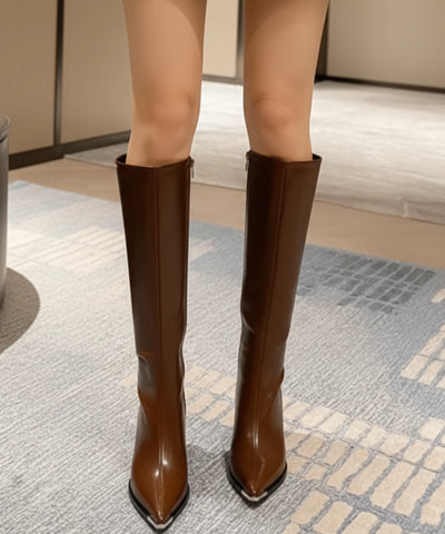 Comprar bota feminina cano alto de couro com bico fino metálico e salto bloco para looks elegantes no inverno e meia estação barato VIA MARTE