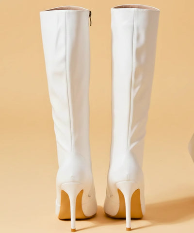 Comprar bota feminina cano alto salto fino em couro sintético com bico fino elegante para looks de inverno sofisticados barato VIA MARTE