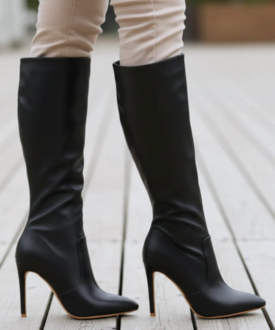 Comprar bota feminina cano alto salto fino em couro sintético com bico fino elegante para looks de inverno sofisticados barato VIA MARTE