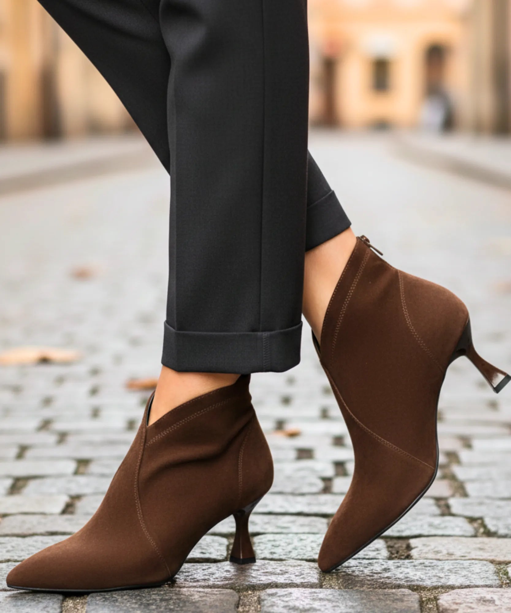 Comprar bota feminina cano curto camurça bico fino salto taça abertura em V elegante promoção AREZZO