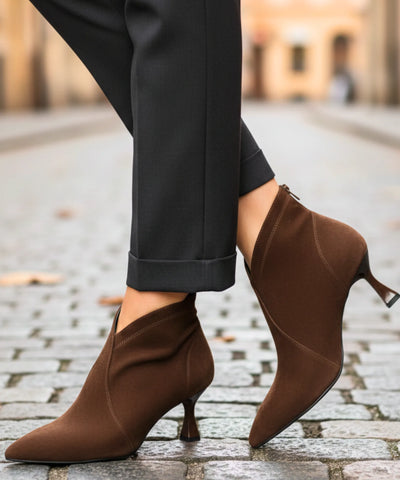 Comprar bota feminina cano curto camurça bico fino salto taça abertura em V elegante promoção AREZZO
