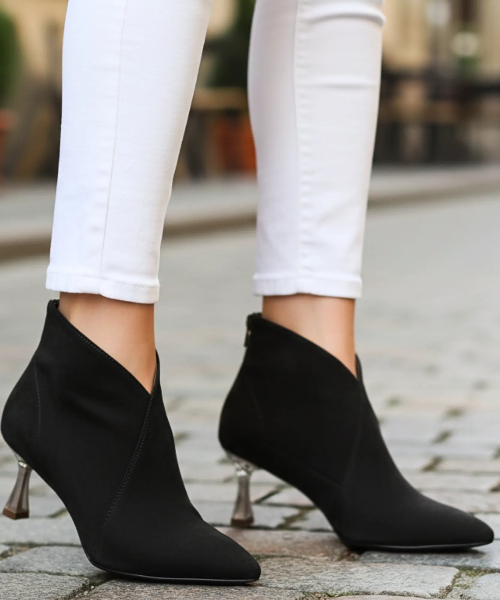 Comprar bota feminina cano curto camurça bico fino salto taça abertura em V elegante promoção AREZZO