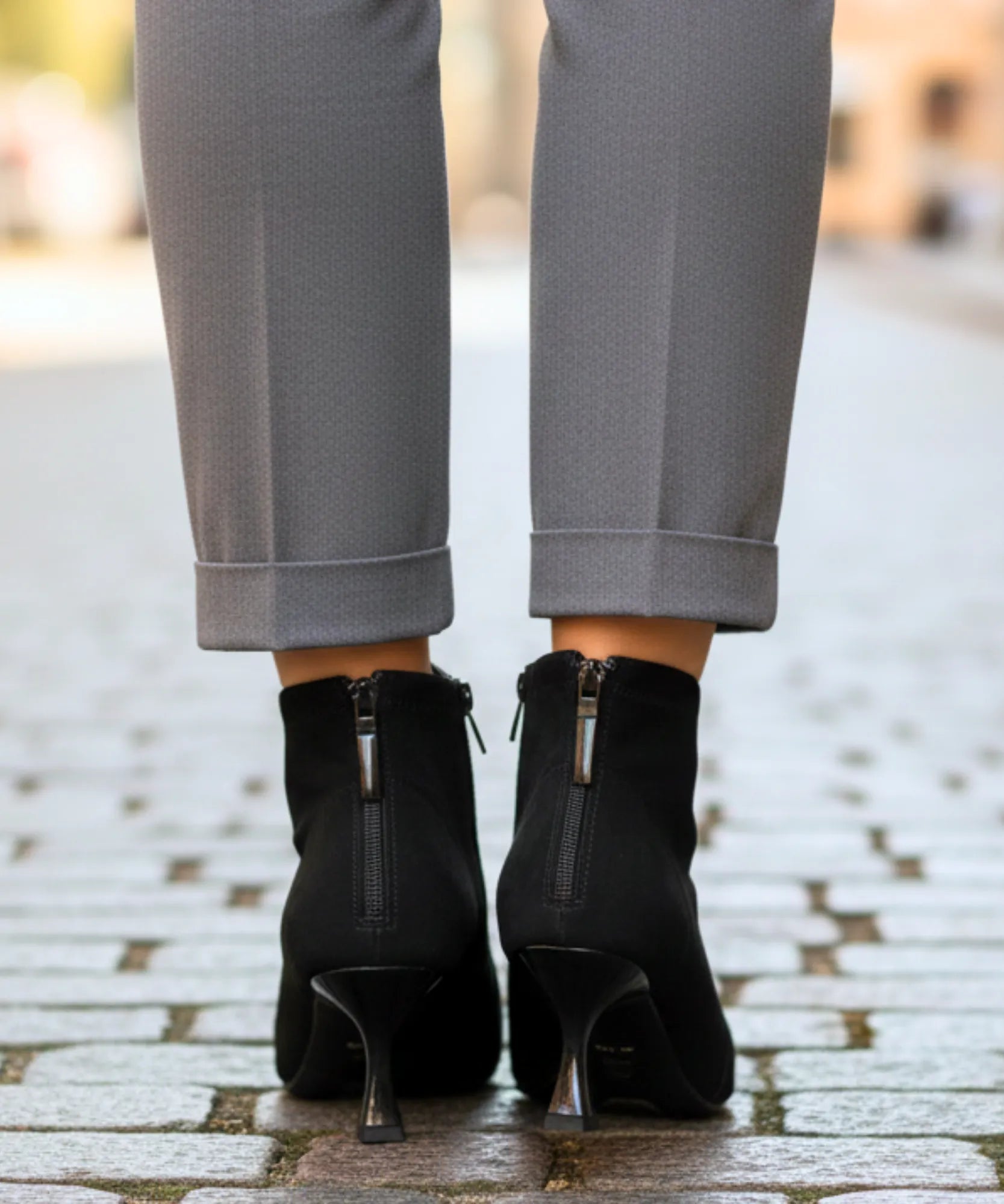 Comprar bota feminina cano curto camurça bico fino salto taça abertura em V elegante promoção AREZZO