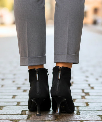 Comprar bota feminina cano curto camurça bico fino salto taça abertura em V elegante promoção AREZZO