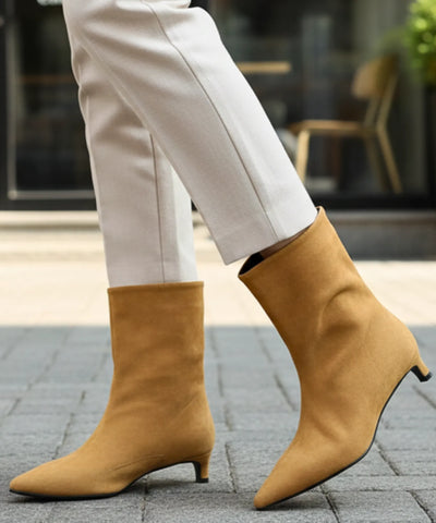 Comprar bota feminina cano curto camurça com salto fino e bico delicado para composições elegantes de meia-estação e dias mais frios   VIA MARTE