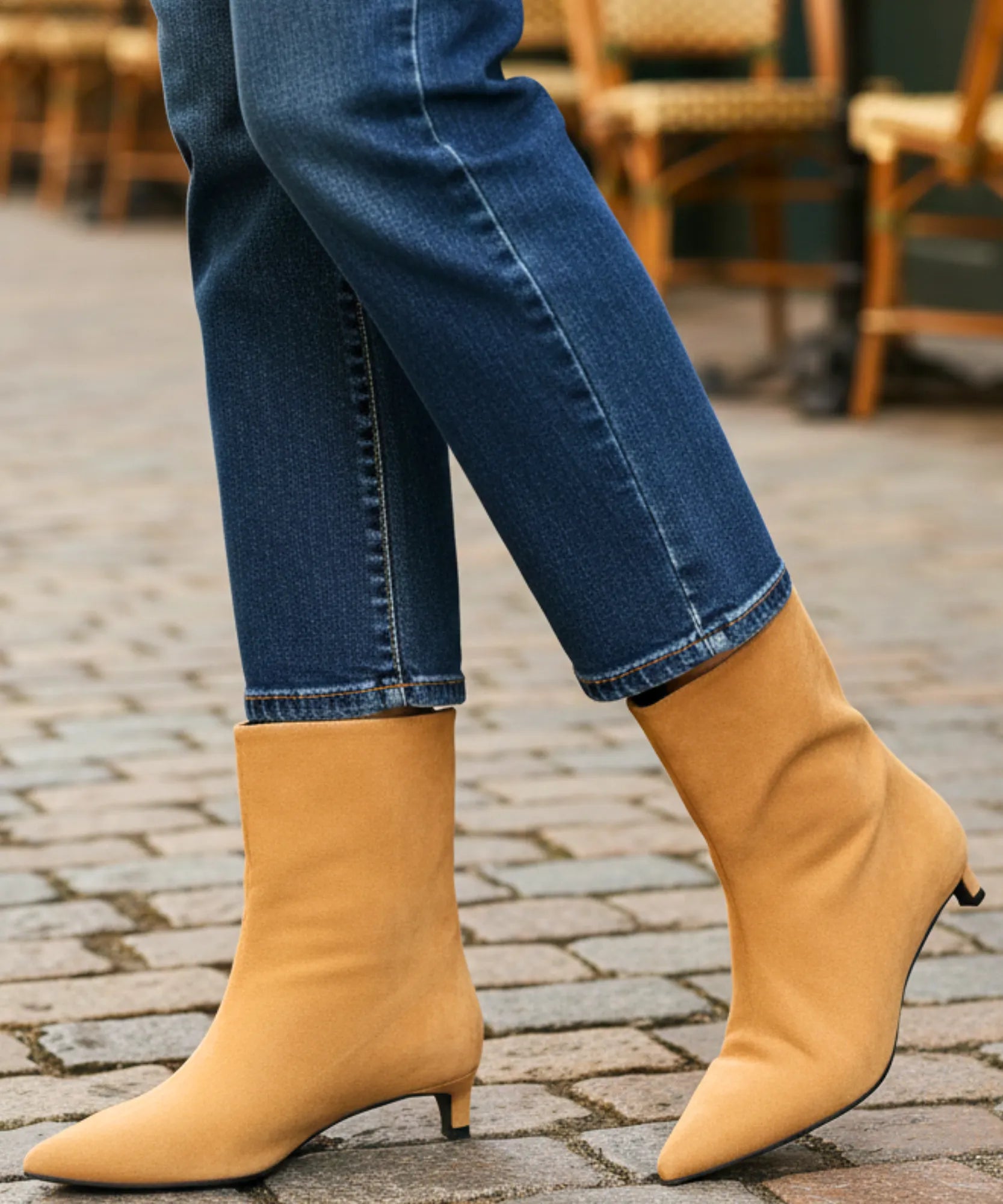 Comprar bota feminina cano curto camurça com salto fino e bico delicado para composições elegantes de meia-estação e dias mais frios   VIA MARTE