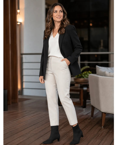Comprar bota feminina cano curto camurça com salto fino e bico delicado para composições elegantes de meia-estação e dias mais frios   VIA MARTE