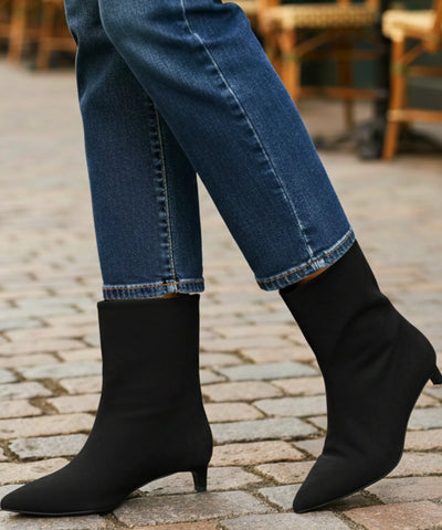 Comprar bota feminina cano curto camurça com salto fino e bico delicado para composições elegantes de meia-estação e dias mais frios   VIA MARTE