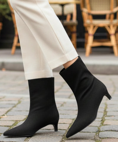 Comprar bota feminina cano curto camurça com salto fino e bico delicado para composições elegantes de meia-estação e dias mais frios   VIA MARTE