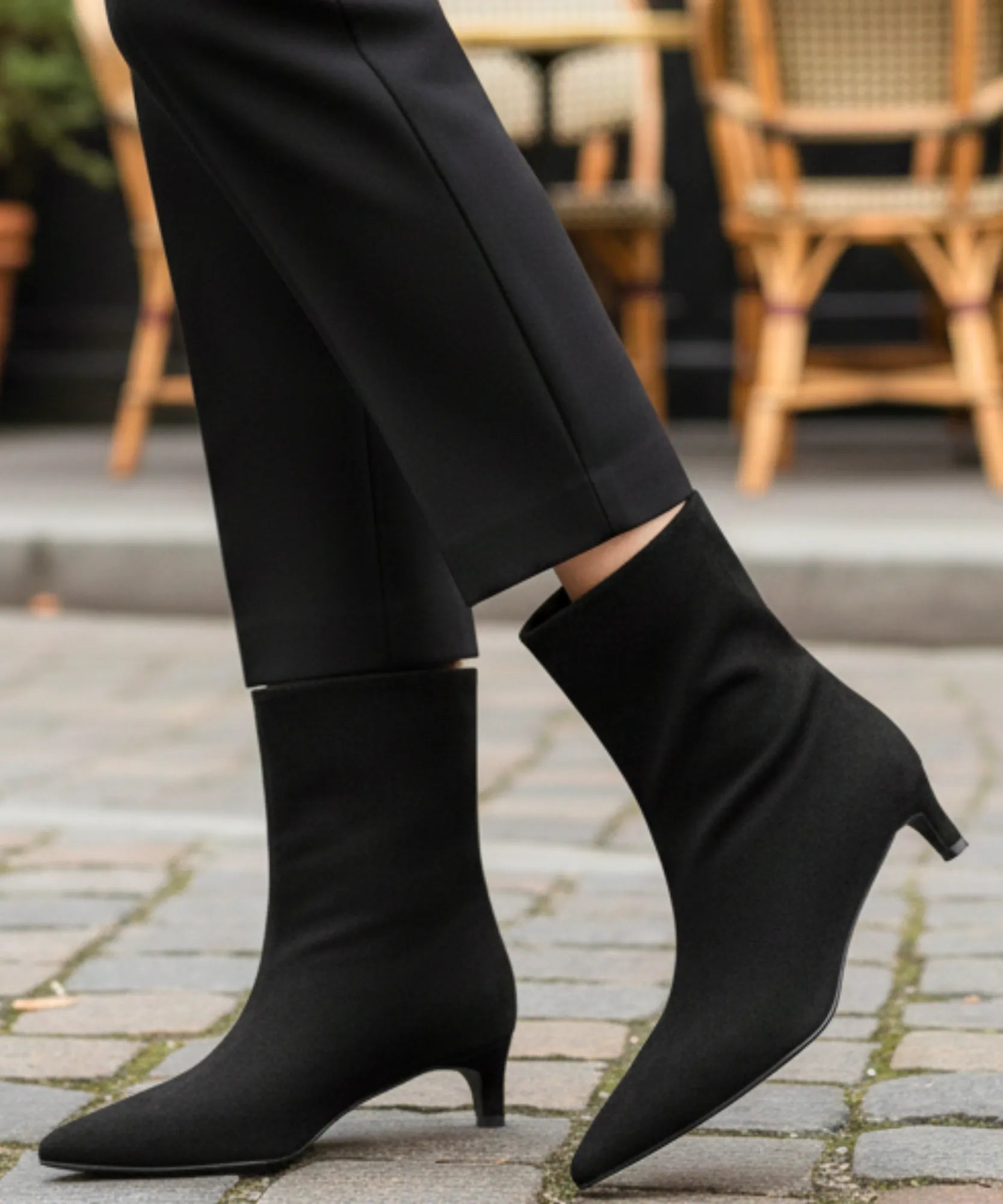 Comprar bota feminina cano curto camurça com salto fino e bico delicado para composições elegantes de meia-estação e dias mais frios   VIA MARTE