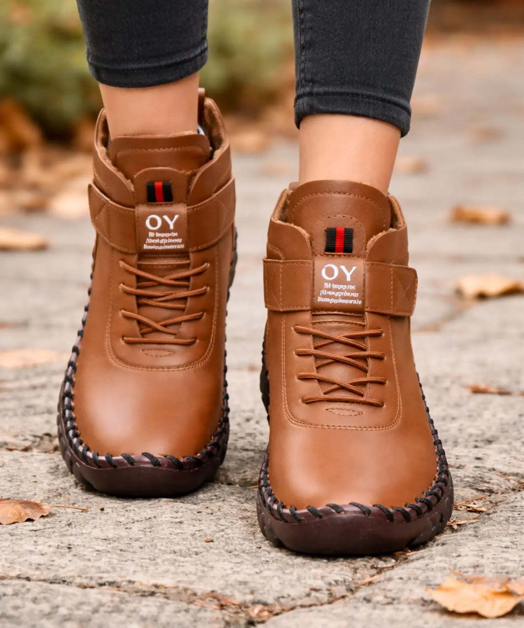 Comprar bota feminina cano curto couro sintético com forro pelúcia e velcro barato ou em promoção