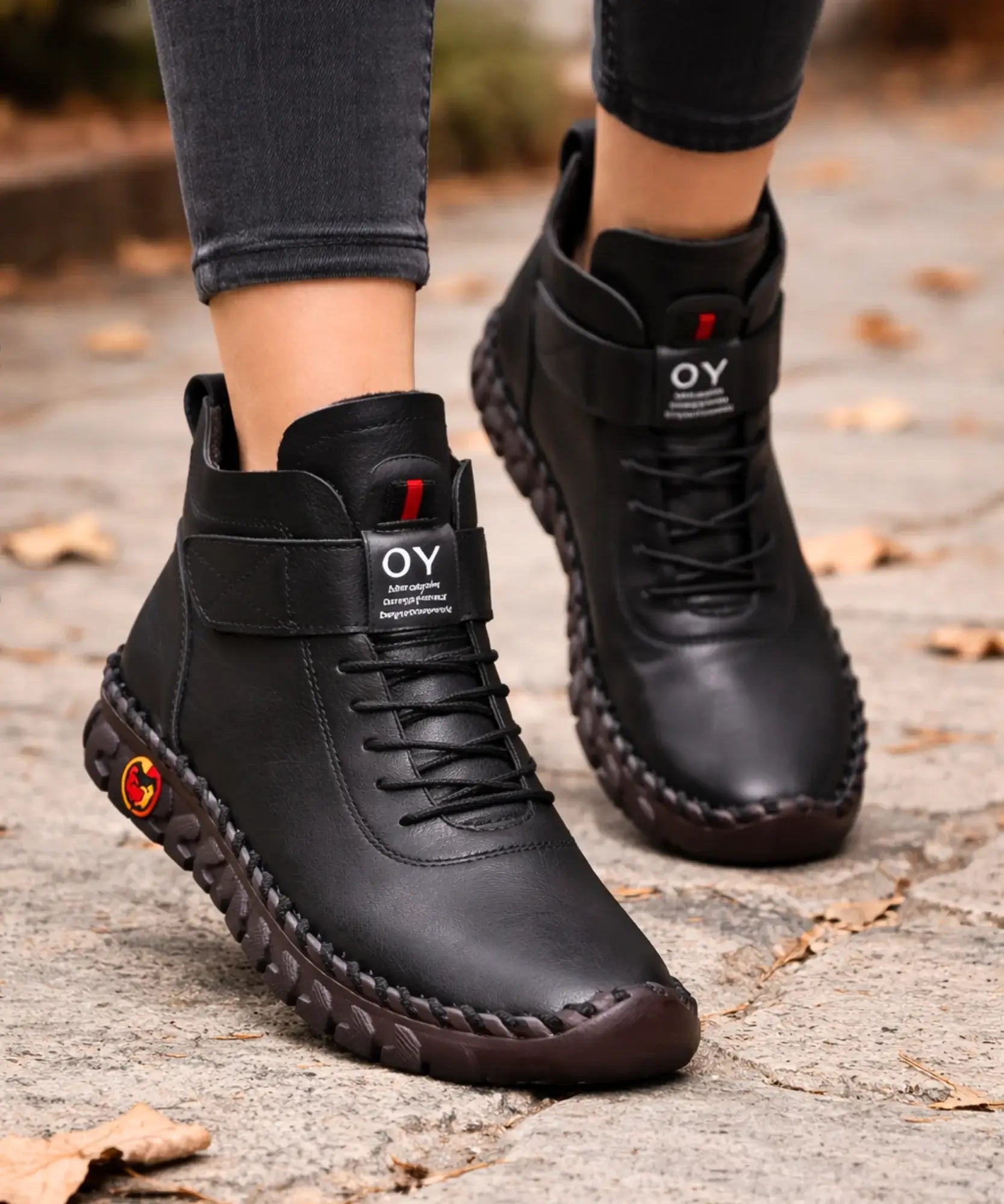 Comprar bota feminina cano curto couro sintético com forro pelúcia e velcro barato ou em promoção