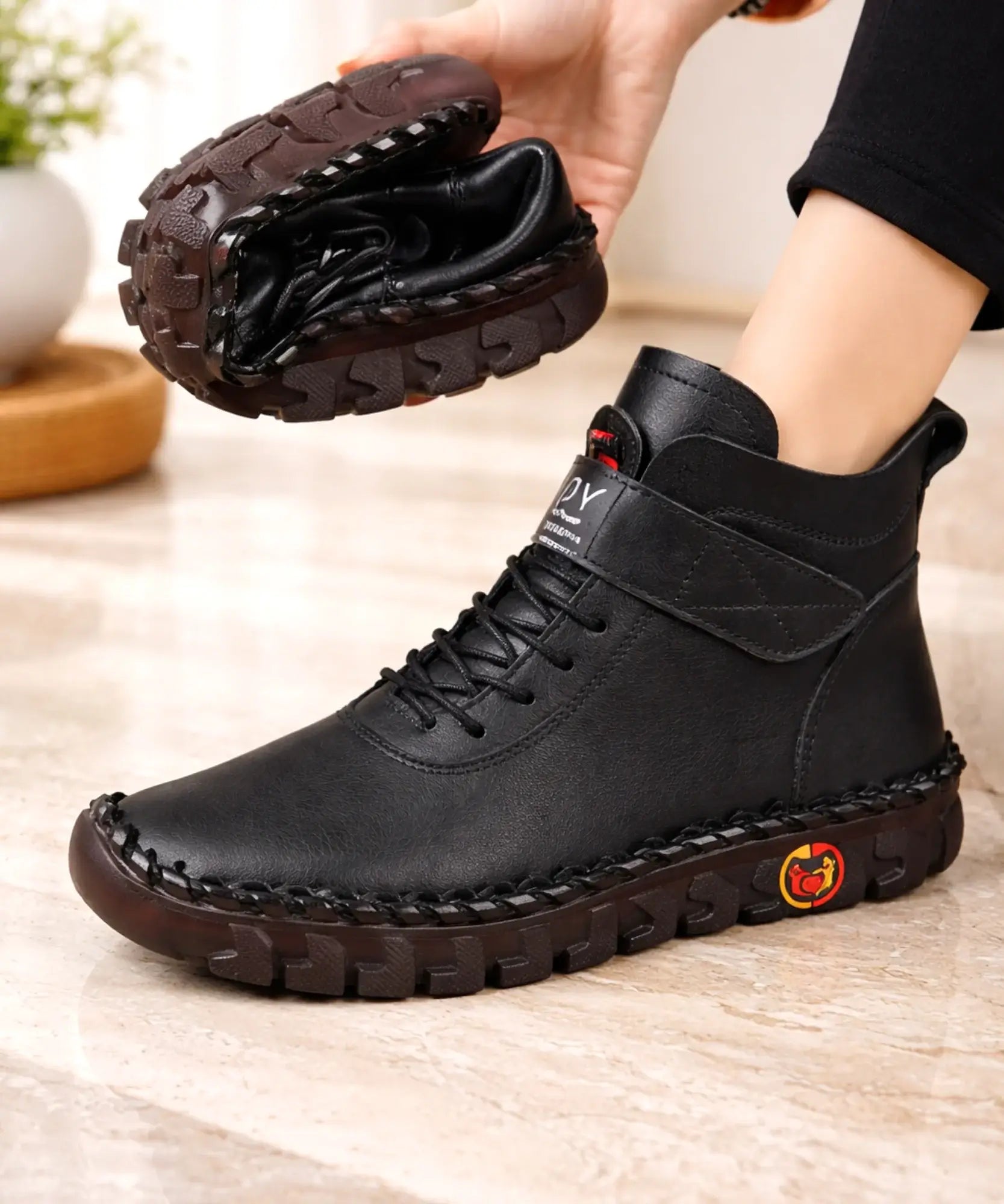 Comprar bota feminina cano curto couro sintético com forro pelúcia e velcro barato ou em promoção