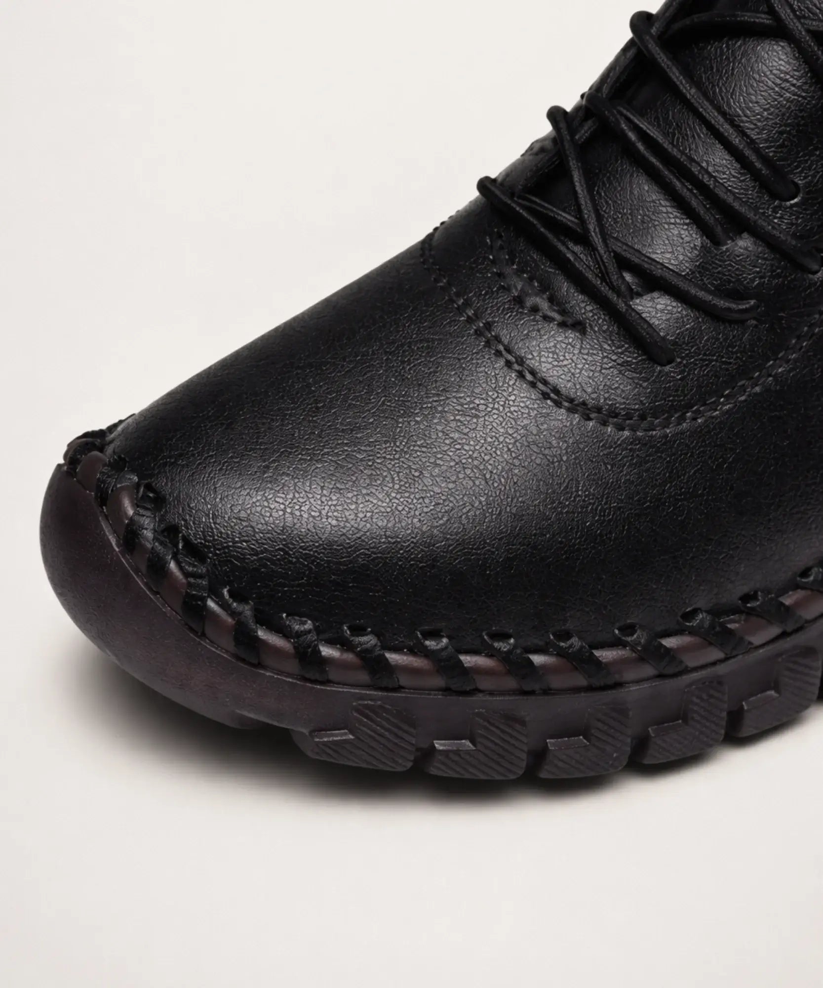 Comprar bota feminina cano curto couro sintético com forro pelúcia e velcro barato ou em promoção