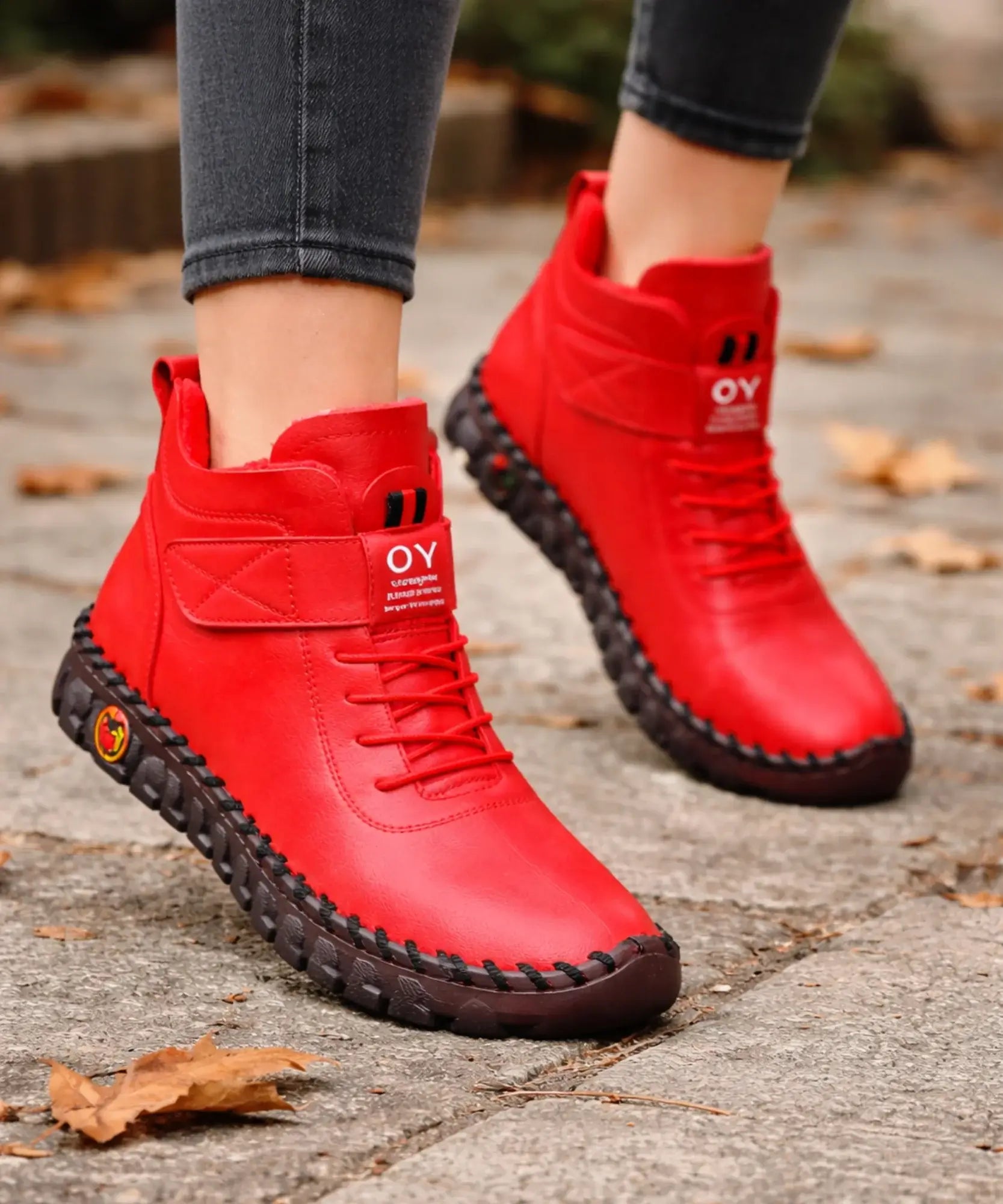 Comprar bota feminina cano curto couro sintético com forro pelúcia e velcro barato ou em promoção