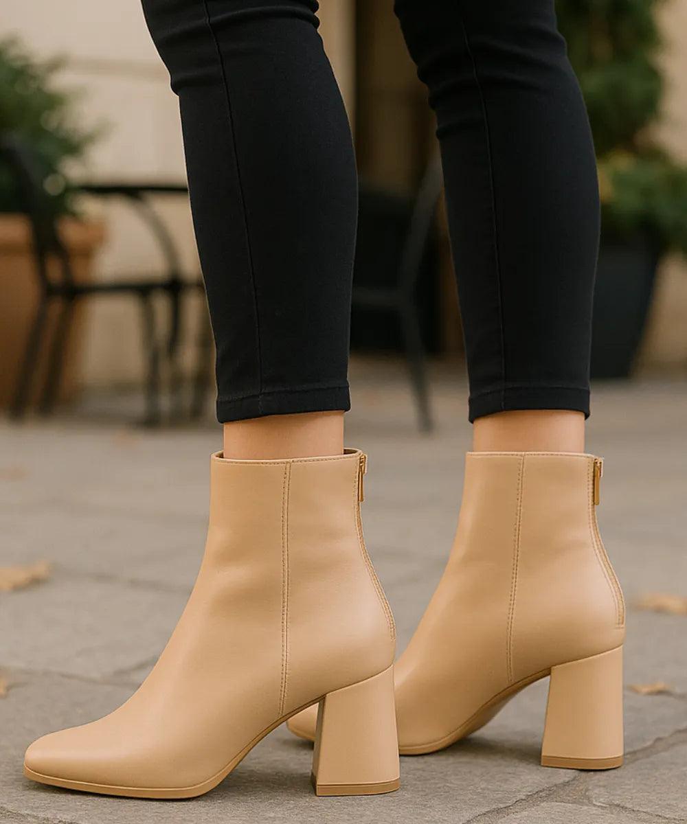 Comprar bota feminina cano curto bege com forro peluciado e salto baixo quadrado para looks confortáveis e estilosos no inverno em promoção AREZZO
