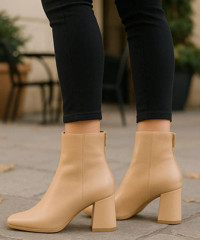 Comprar bota feminina cano curto bege com forro peluciado e salto baixo quadrado para looks confortáveis e estilosos no inverno em promoção AREZZO
