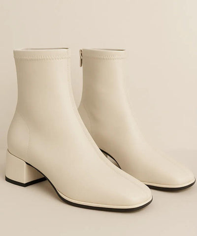 Comprar bota feminina cano curto off white com forro peluciado e salto baixo quadrado para looks confortáveis e estilosos no inverno em promoção AREZZO
