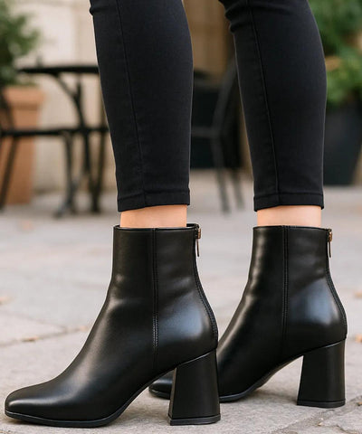 Comprar bota feminina cano curto preto com forro peluciado e salto baixo quadrado para looks confortáveis e estilosos no inverno em promoção AREZZO

