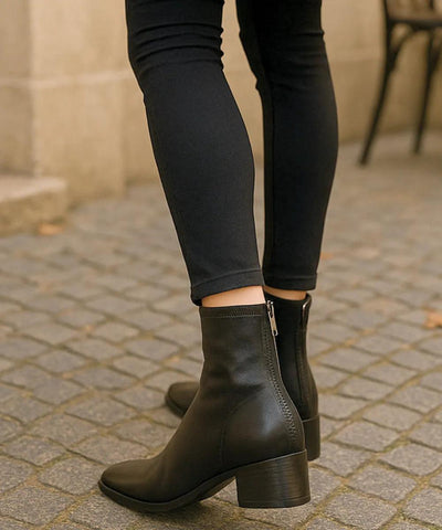 Comprar bota feminina cano curto preto com forro peluciado e salto baixo quadrado para looks confortáveis e estilosos no inverno em promoção AREZZO
