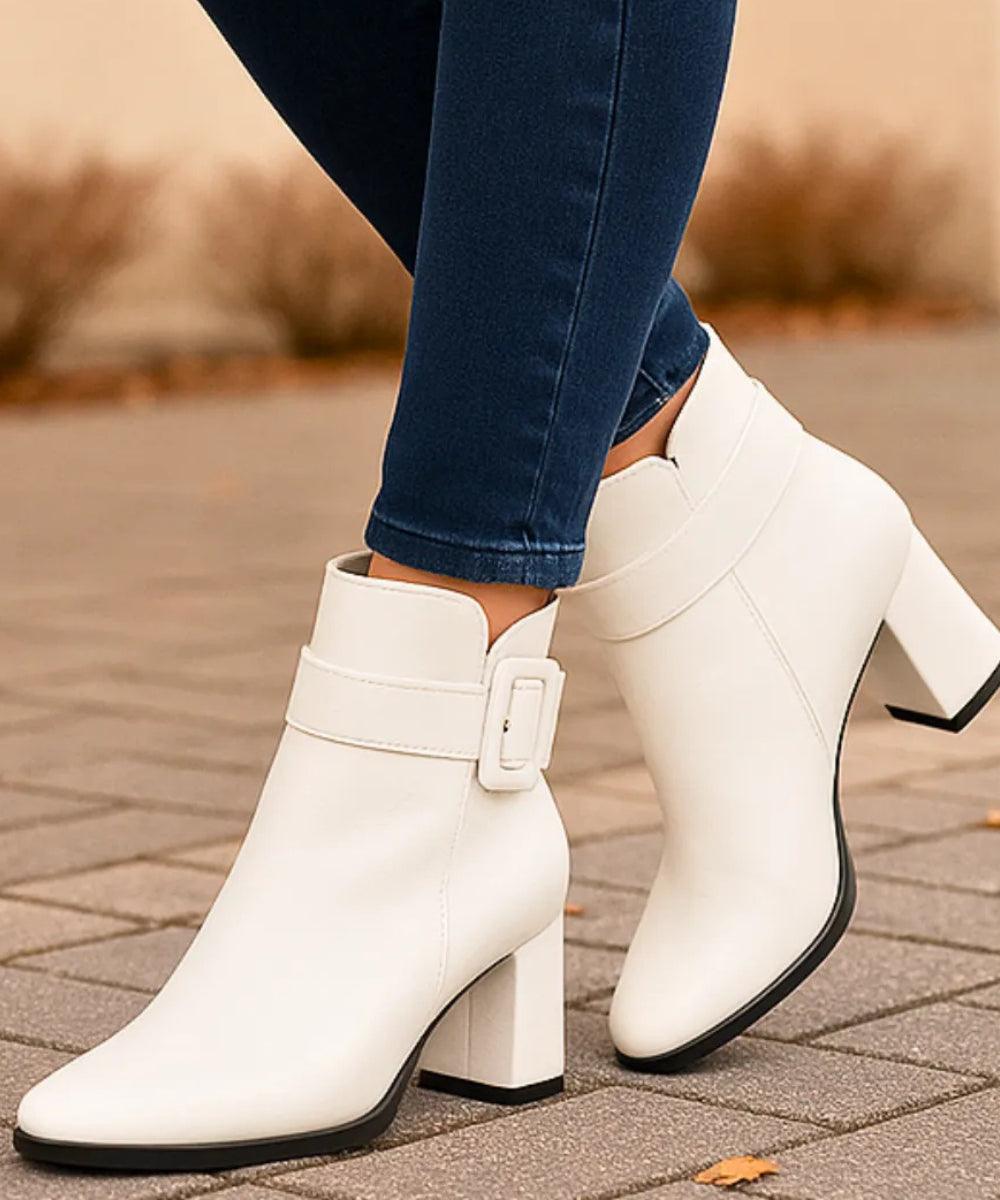 Comprar bota feminina cano curto branco em couro e salto grosso com forro peluciado para looks de inverno confortáveis, urbanos e sofisticados em promoção AREZZO

