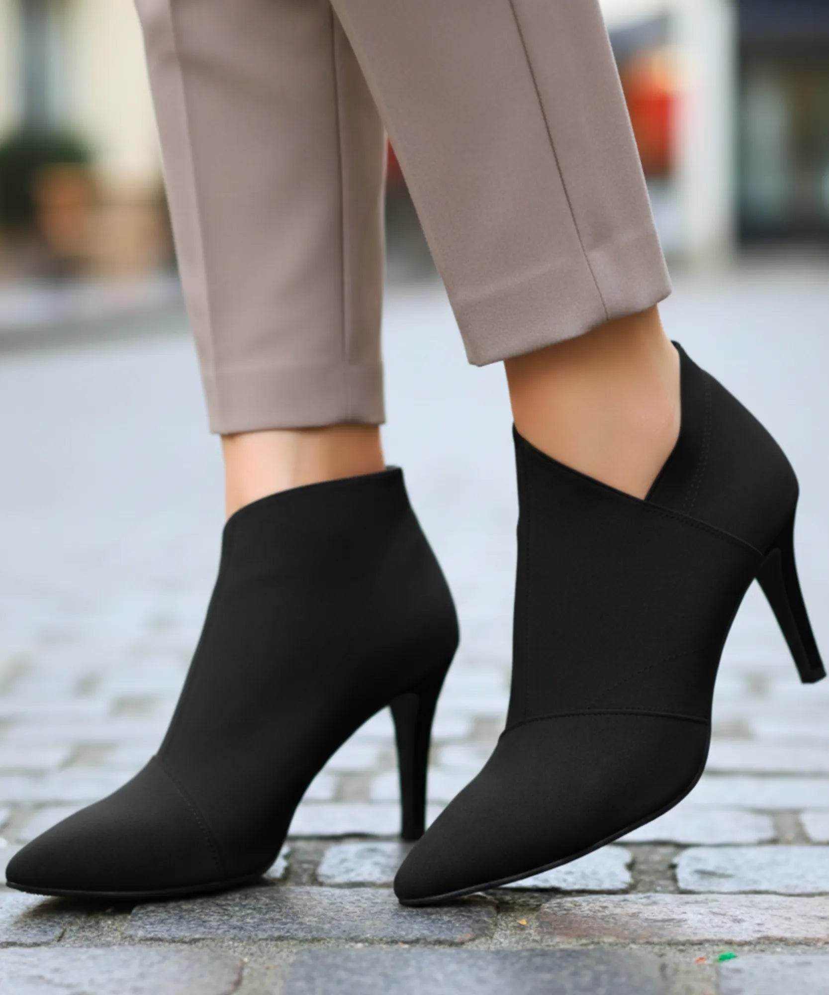 Comprar bota feminina cano curto com salto fino e bico elegante para looks urbanos sofisticados barato AREZZO