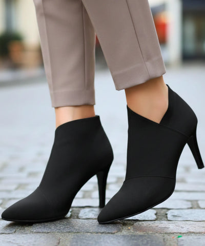 Comprar bota feminina cano curto com salto fino e bico elegante para looks urbanos sofisticados barato AREZZO