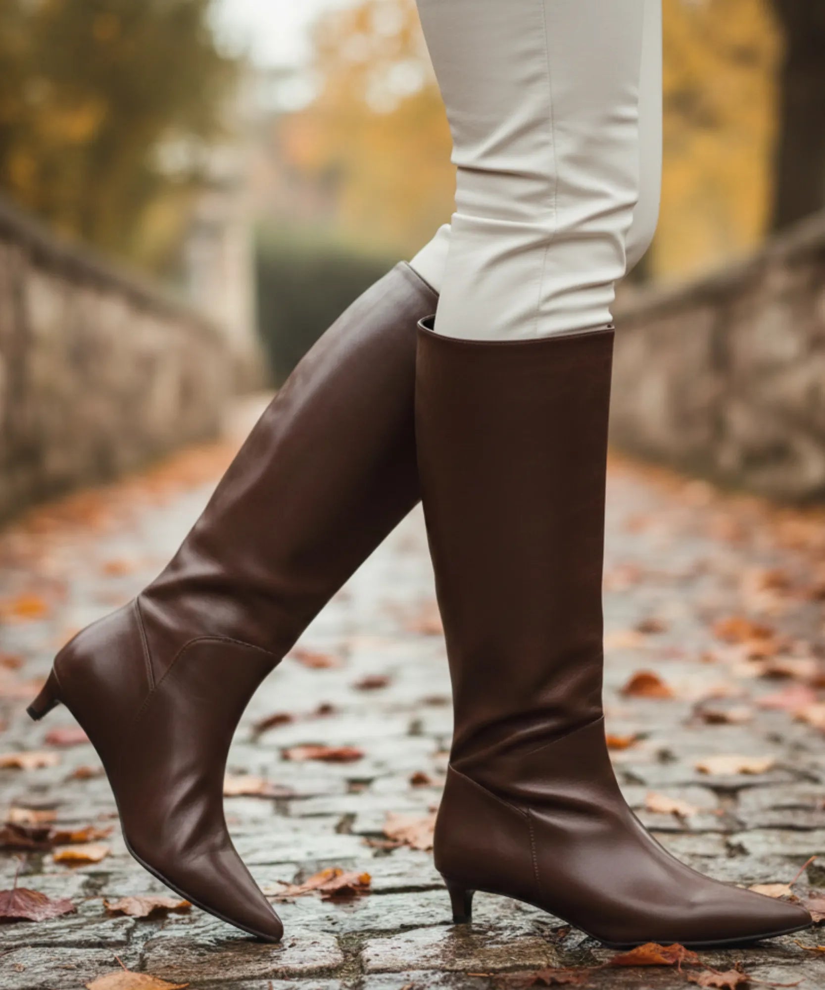 Comprar bota feminina cano longo com salto fino baixo em couro elegante e confortável para inverno, looks urbanos ou casuais barato VIZZANO
