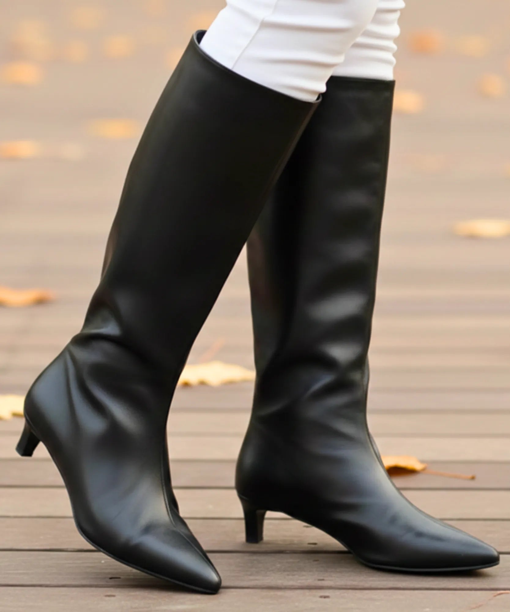 Comprar bota feminina cano longo com salto fino baixo em couro elegante e confortável para inverno, looks urbanos ou casuais barato VIZZANO
