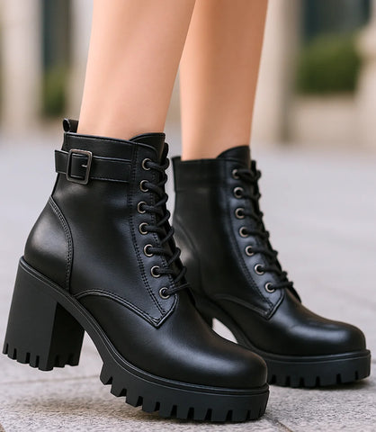 Comprar bota feminina coturno preto cano curto com salto tratorado, zíper lateral e cadarço em couro confortável em promoção DAFITI
