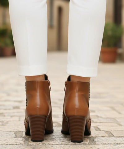 Comprar bota feminina de couro com salto bloco e zíper lateral para looks elegantes, urbanos e confortáveis no dia a dia VIA MARTE