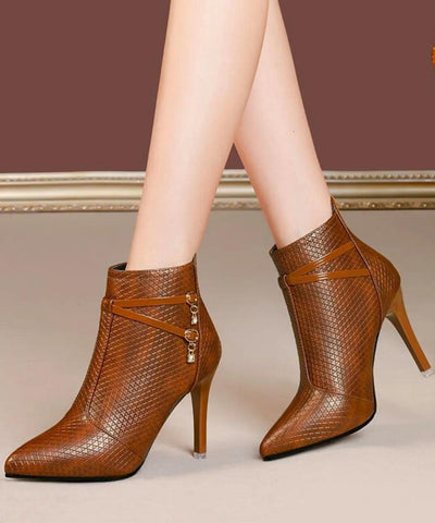 Comprar bota feminina salto fino bico fino marrom texturizada elegante para looks sofisticados e eventos em promoção AREZZO 


