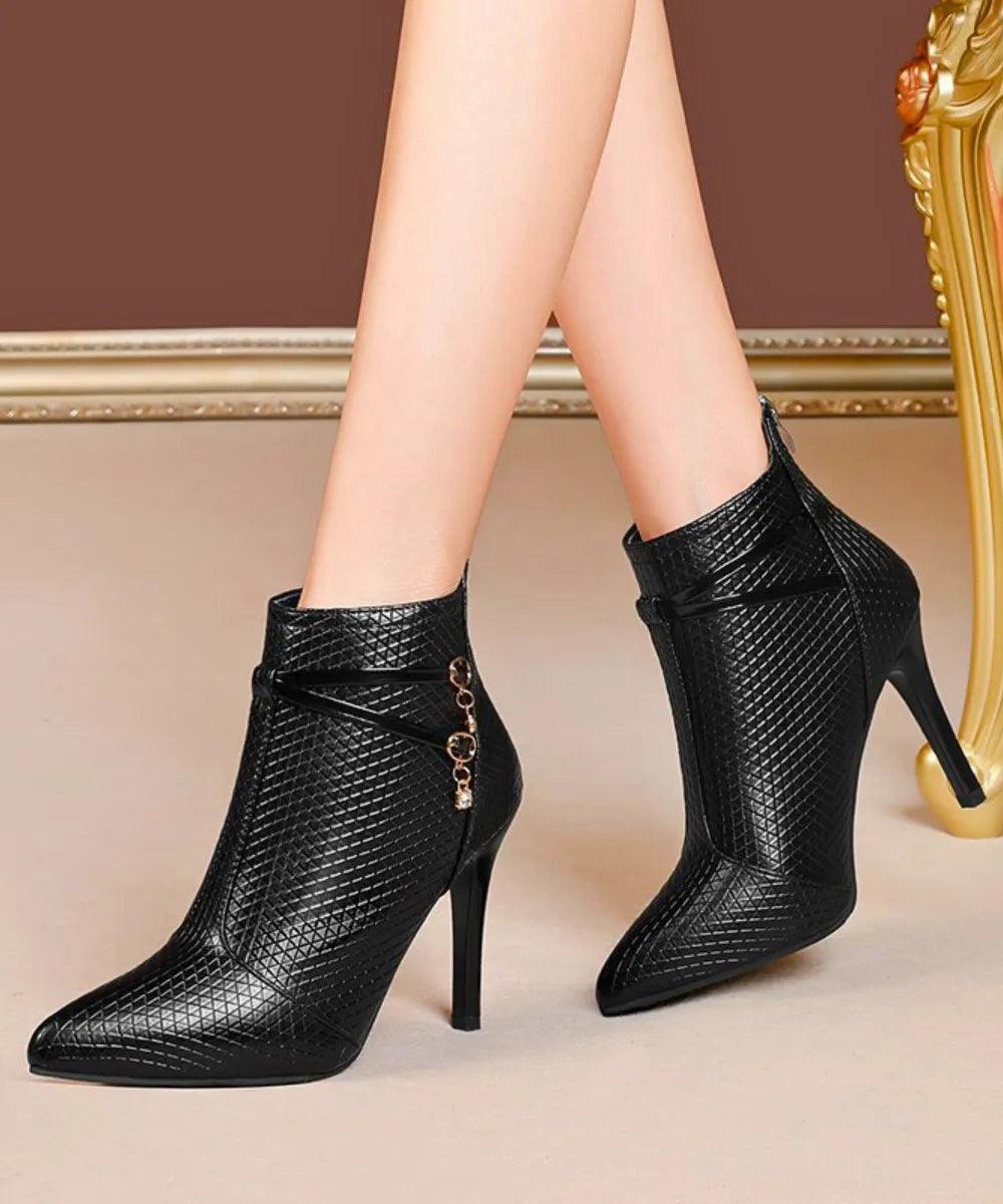 Comprar bota feminina salto fino bico fino preto texturizada elegante para looks sofisticados e eventos em promoção AREZZO 


