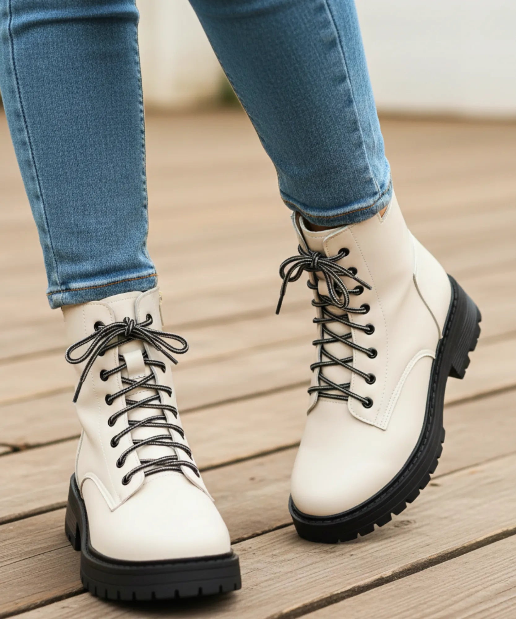 Comprar bota feminina tratorada de couro legítimo com solado robusto e cano curto para estilo urbano com conforto ANELLIMN