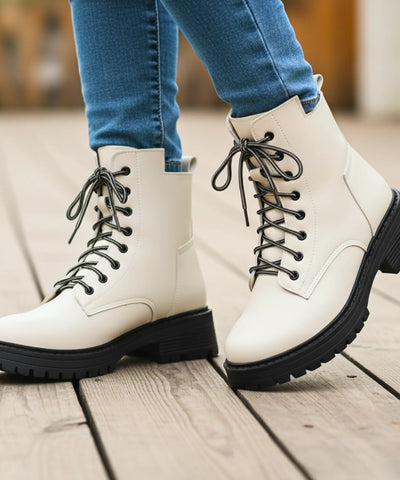 Comprar bota feminina tratorada de couro legítimo com solado robusto e cano curto para estilo urbano com conforto ANELLIMN
