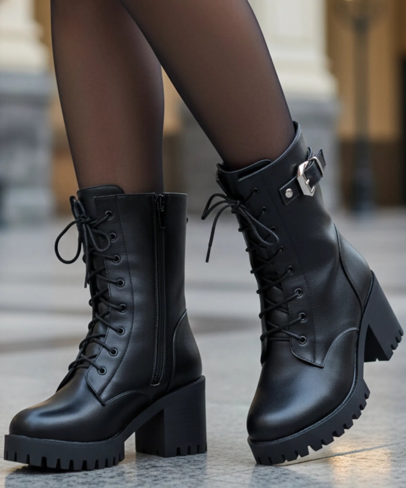 Comprar bota feminina tratorada forrada coturno com salto grosso e cano alto para inverno com conforto térmico e estilo urbano em promoção  VIA MARTE