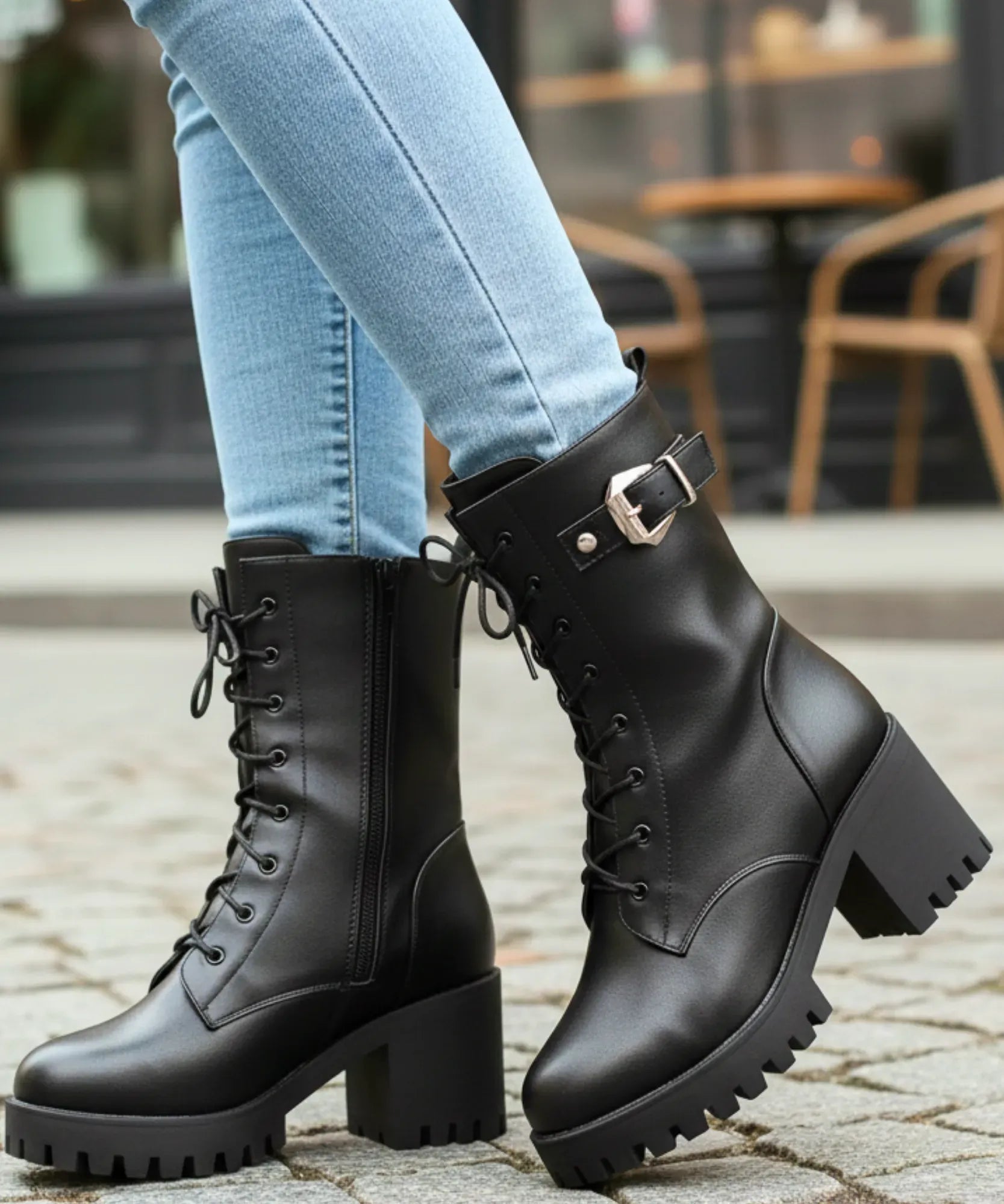 Comprar bota feminina tratorada forrada coturno com salto grosso e cano alto para inverno com conforto térmico e estilo urbano em promoção  VIA MARTE