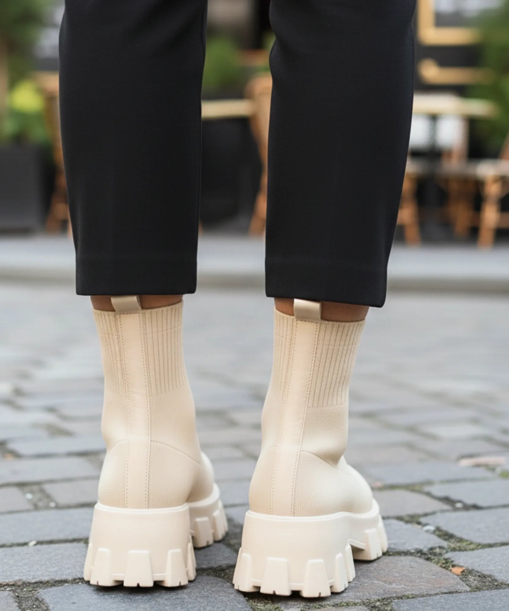 Comprar Bota feminina tratorada knit para inverno urbano com conforto térmico, cano médio elástico e solado antiderrapante promoção AREZZO
