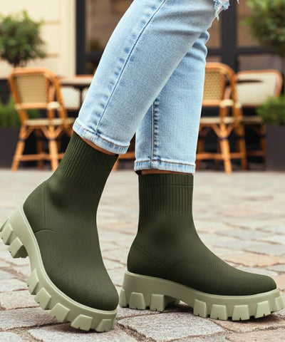 Comprar Bota feminina tratorada knit para inverno urbano com conforto térmico, cano médio elástico e solado antiderrapante promoção AREZZO