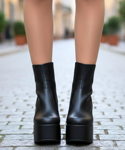 Comprar bota plataforma cano alto feminina em couro sintético com salto grosso para looks ousados e elegantes de inverno barato VIZZANO