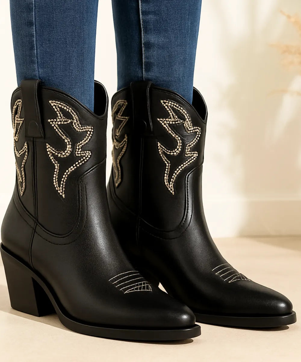 Comprar bota texana feminina preto cano curto com salto grosso confortável e bico fino em couro em promoção AREZZO 

