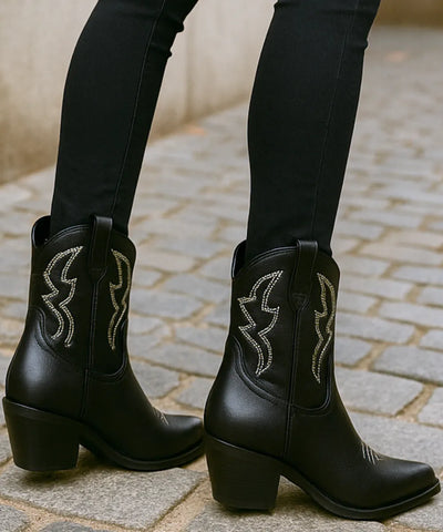 Comprar bota texana feminina preto cano curto com salto grosso confortável e bico fino em couro em promoção AREZZO 

