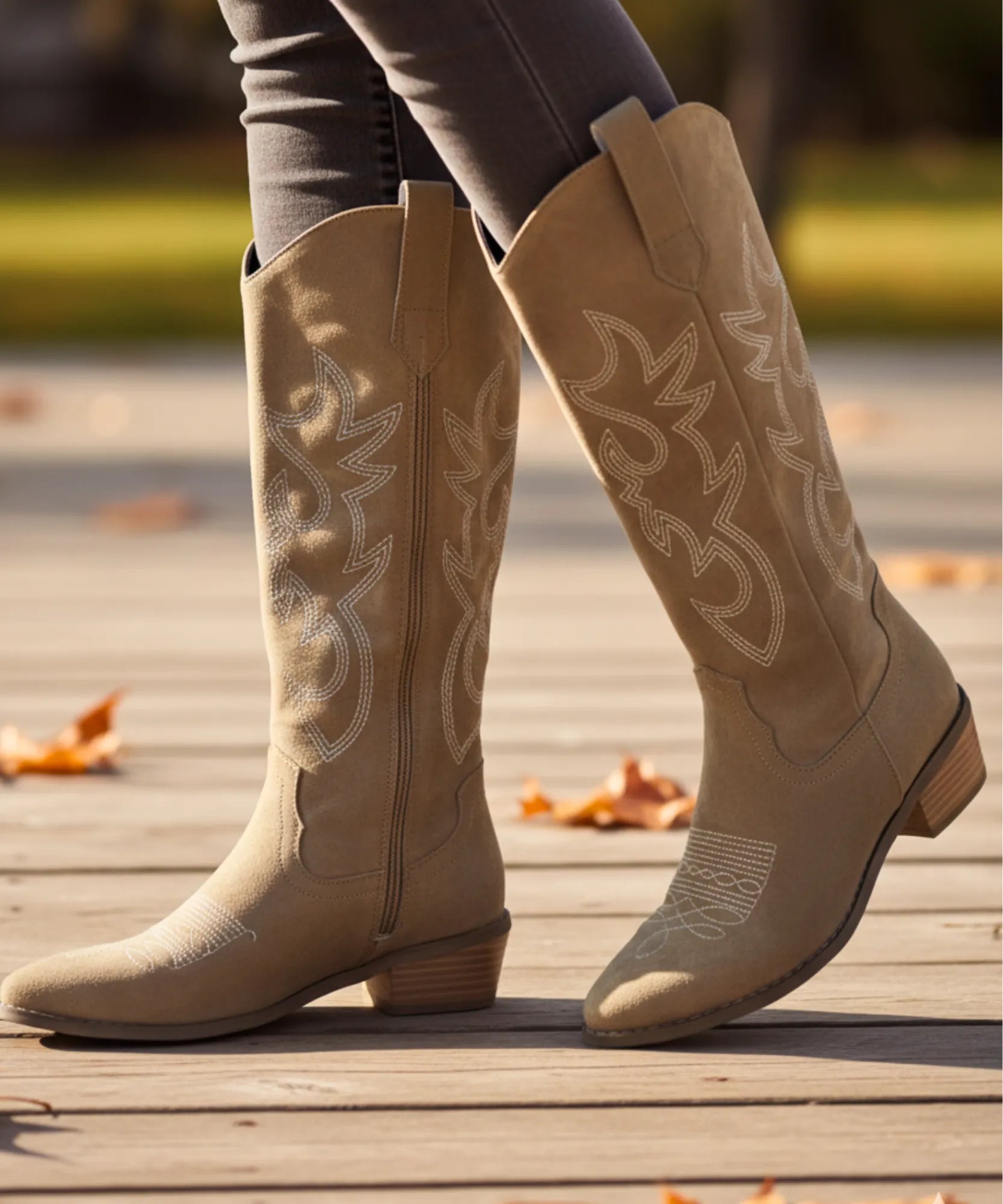Comprar bota texana feminina cano longo camurça bordada com salto baixo para looks country elegantes e urbanos sofisticados barato VIZZANO