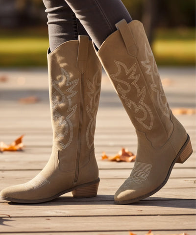 Comprar bota texana feminina cano longo camurça bordada com salto baixo para looks country elegantes e urbanos sofisticados barato VIZZANO