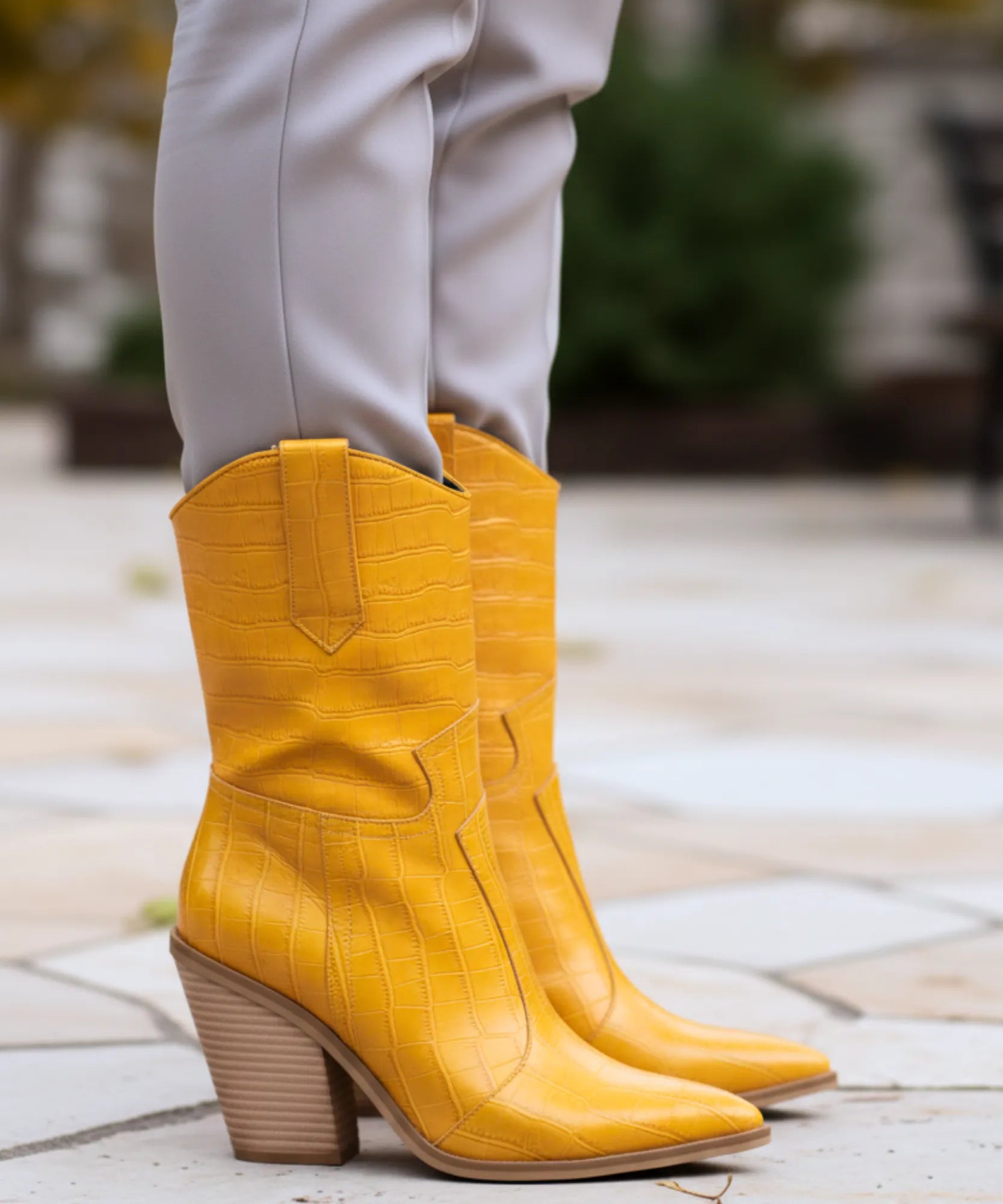 Comprar bota texana feminina country cano médio com bico fino barato VIA MARTE