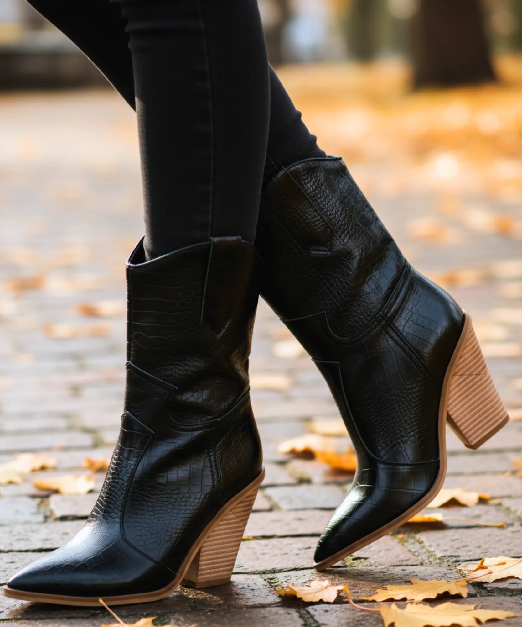 Comprar bota texana feminina country cano médio com bico fino barato VIA MARTE
